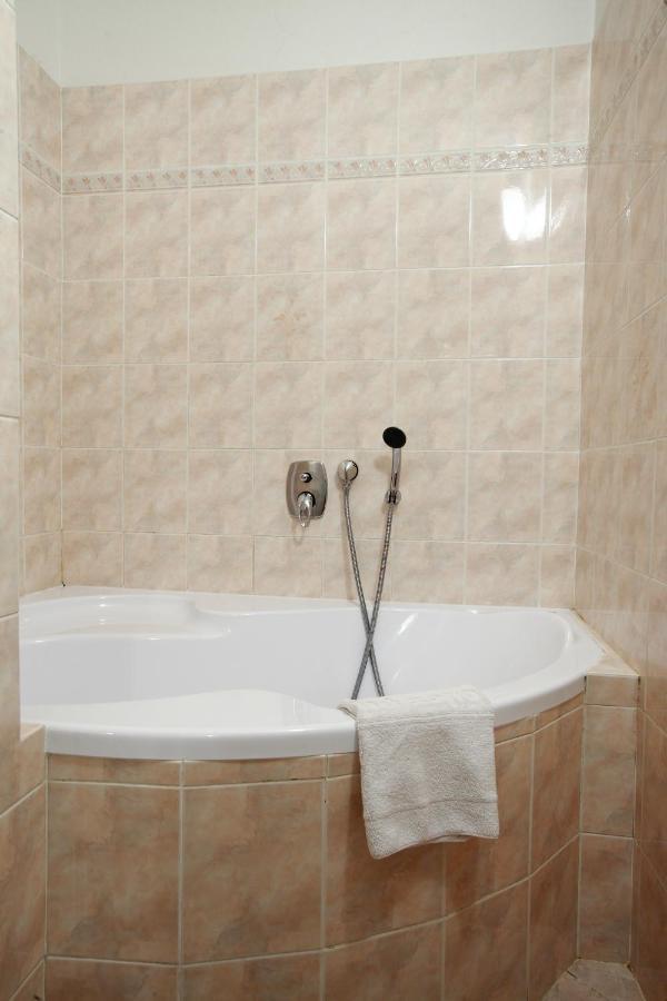 Hotel Slavie Klášterec nad Ohří Buitenkant foto