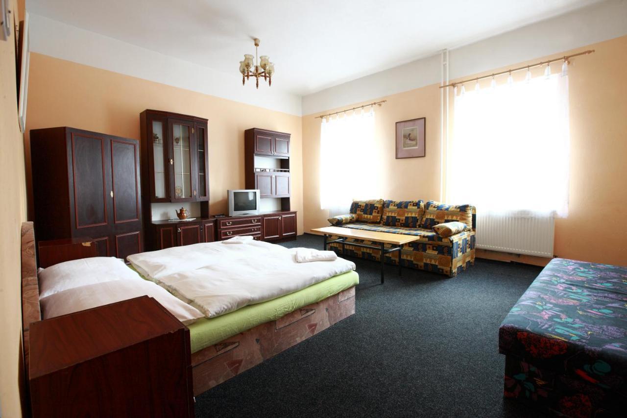 Hotel Slavie Klášterec nad Ohří Buitenkant foto