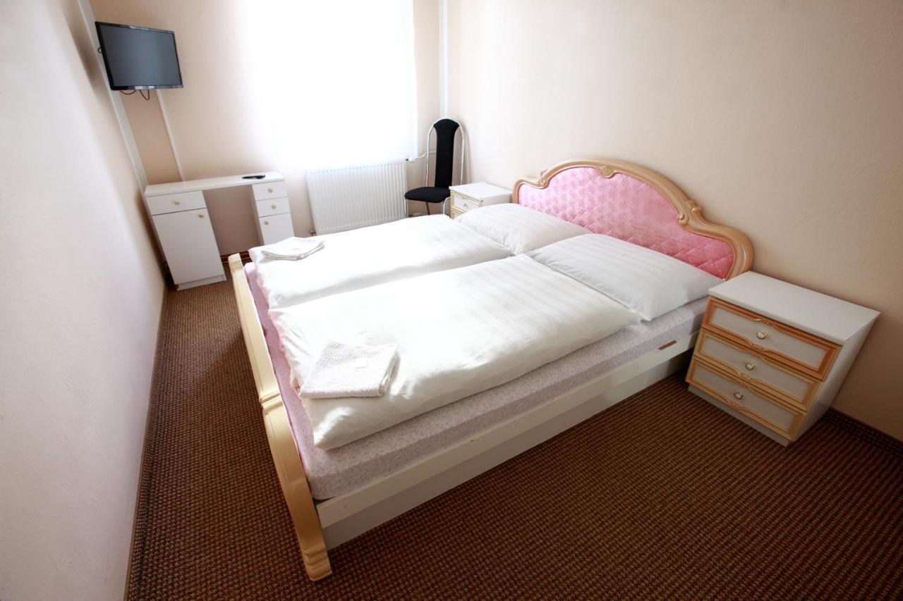 Hotel Slavie Klášterec nad Ohří Buitenkant foto